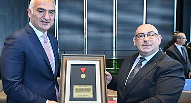 Aile büyüklerinden kalan İstiklal madalyasını Samsun müzesine bağışladı