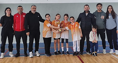 Samsun'da badmintonda şampiyonlar ödüllerini aldı