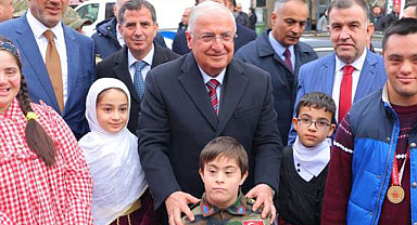 Bakan Güler’i down sendromlu çocuklar karşıladı