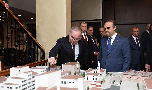 Bakan Kacır, Samsun Büyükşehir'in projelerini inceledi, Saathane Meydanı’nı gezdi