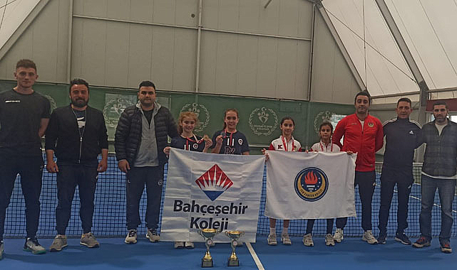 Başarılı raketler madalyalarını aldı