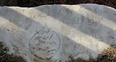 Çanakkale'de askerler, isimlerini mermere kazımış