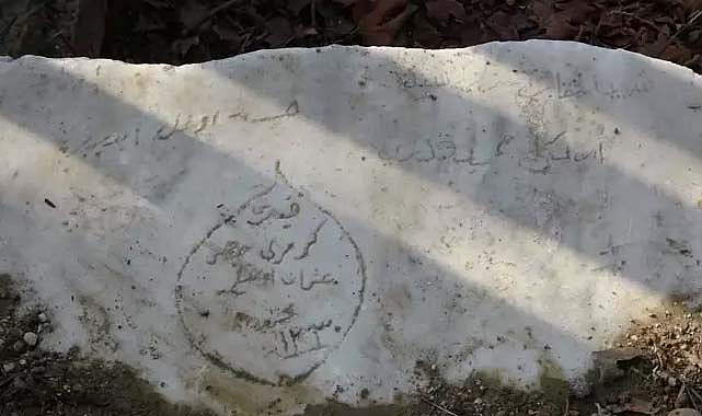 Çanakkale'de askerler, isimlerini mermere kazımış