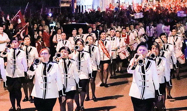 Cumhuriyet Kadınları Bandosu'ndan '8 Mart'a özel gösteri