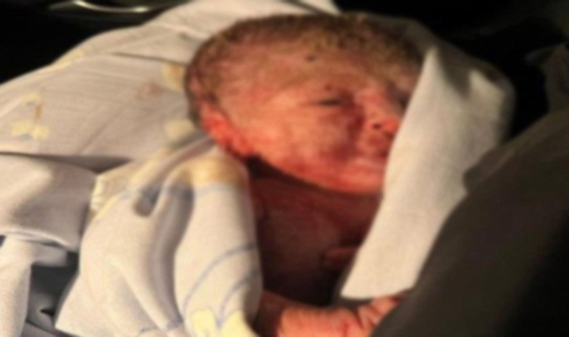 Evin bahçesinde yeni doğmuş bir bebek bulundu