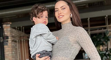 Fahriye Evcen oğluyla poz verdi