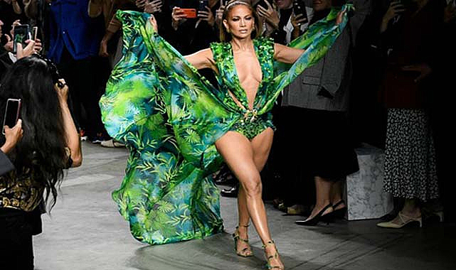 Jennifer Lopez elbisesinin hikâyesini anlattı