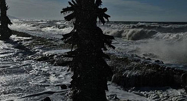 Karadeniz'de dev dalgalar sahilleri dövdü