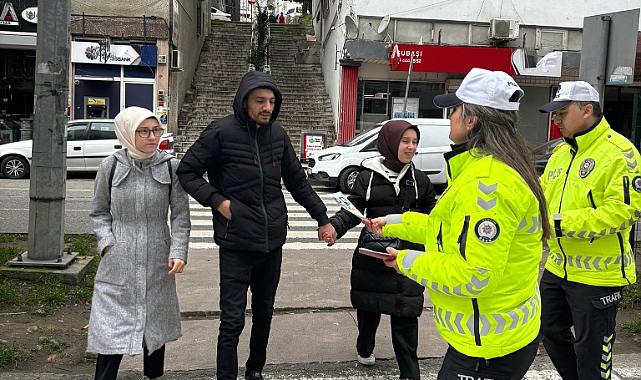 Polislerden trafik kuralları bilgilendirme faaliyeti