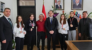 Salih Başara, şampiyon boksörleri ağırladı