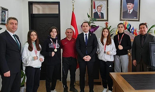 Salih Başara, şampiyon boksörleri ağırladı