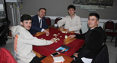 Samsun'da başkan adayı okey masasında!