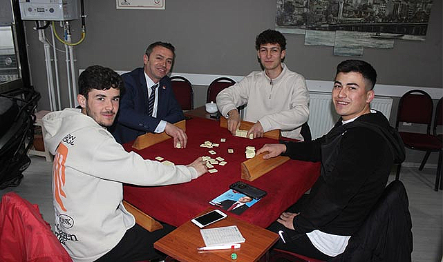 Samsun'da başkan adayı okey masasında!