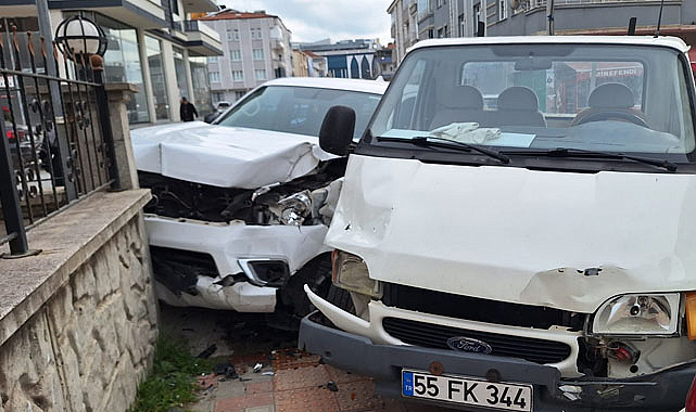 Samsun’da iki araç çarpıştı