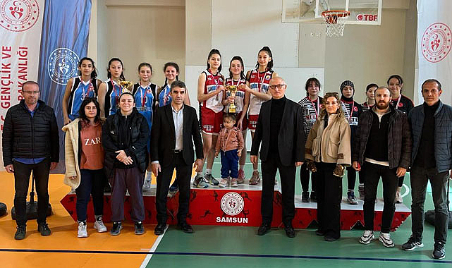 Samsun'da kupa Uludağ Ortaokulu’nun