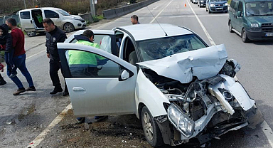 Samsun'da otomobil kamyonet ile çarpıştı