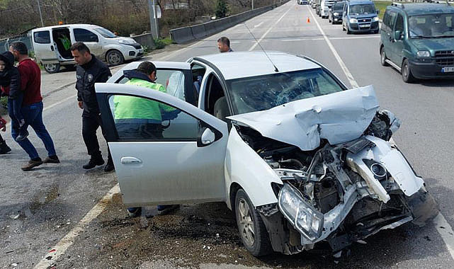 Samsun'da otomobil kamyonet ile çarpıştı