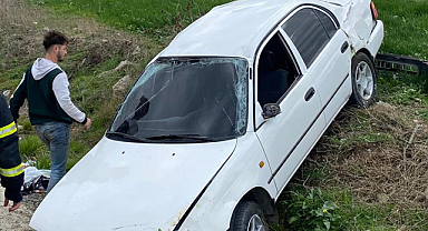 Samsun'da otomobil tarlaya uçtu
