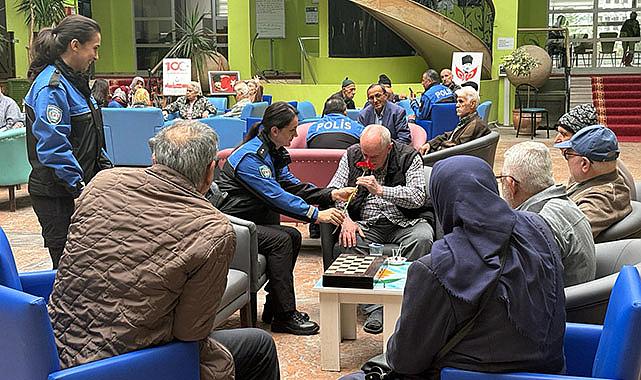 Samsun'da polisler huzurevi sakinlerini ziyaret etti