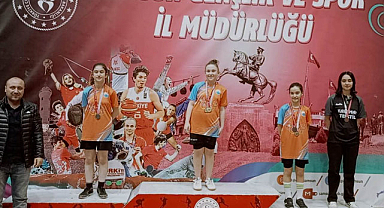 Samsun'da şampiyon raketler madalyalarını aldı