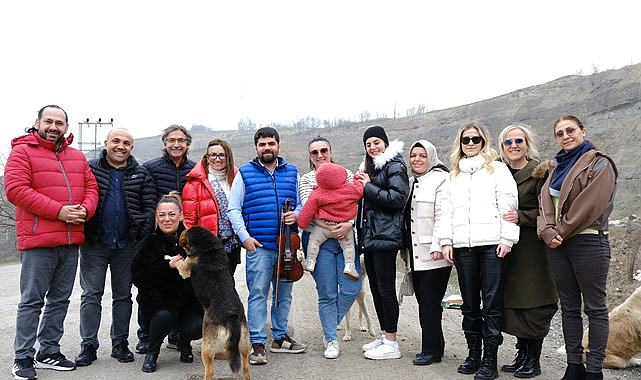 Samsun sokak hayvanlarına hem türkü söylediler hem de mama verdiler