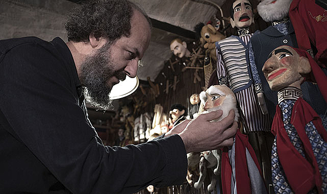 Sanatçı Cengiz Samsun, gölge oyununun yayılması için çaba gösteriyor