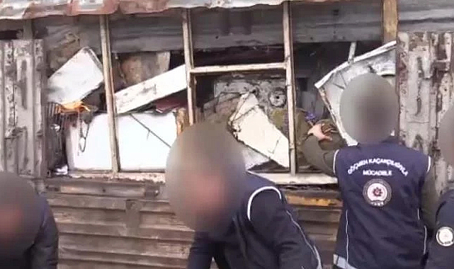 Tır dorsesinden 49 kaçak göçmen çıktı