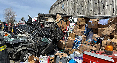 Tır otomobilin üzerine devrildi, 4 kişi öldü, 2'si polis 3 kişi yaralandı