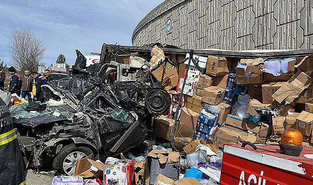 Tır otomobilin üzerine devrildi, 4 kişi öldü, 2'si polis 3 kişi yaralandı