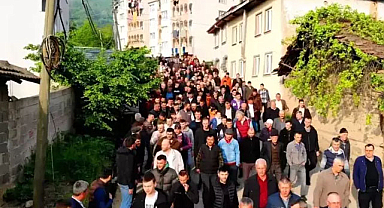 12 bin nüfuslu mahallede 1 kilometrelik bayramlaşma kuyruğu