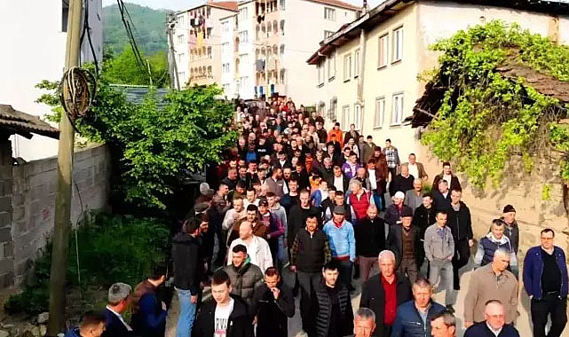 12 bin nüfuslu mahallede 1 kilometrelik bayramlaşma kuyruğu