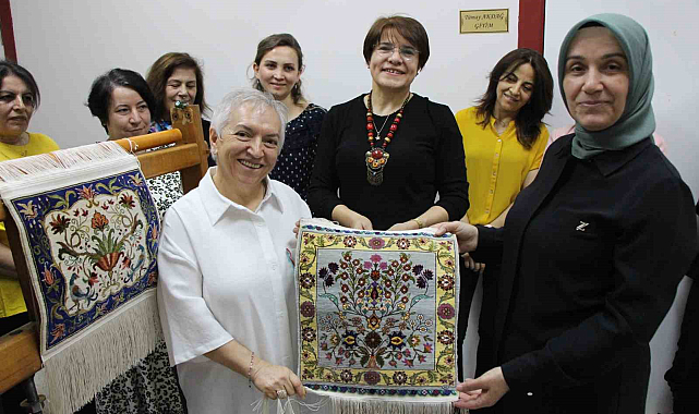 Amasya'da Müzeyyen Ulavur el emeği göz nuru halılarına 100 bin lira değer biçti