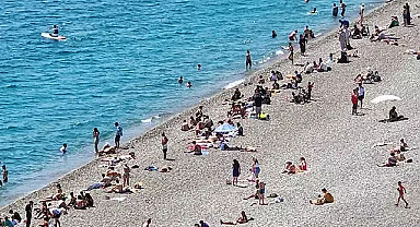 Antalya'da sahillerde bayram yoğunluğu