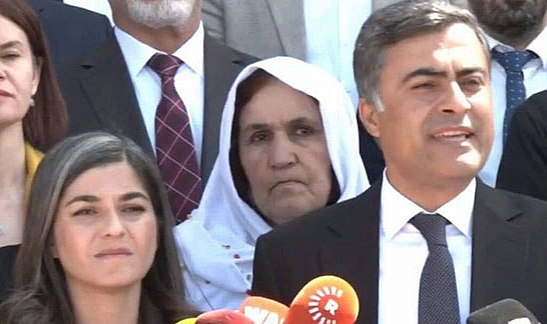 DEM Partili Abdullah Zeydan mazbatayı teslim aldı