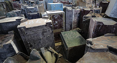 Depremlerde enkazdan çıkarılan çelik kasalar açıldı