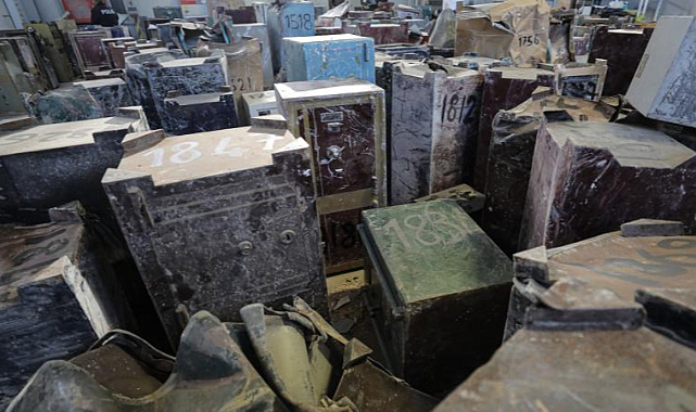 Depremlerde enkazdan çıkarılan çelik kasalar açıldı