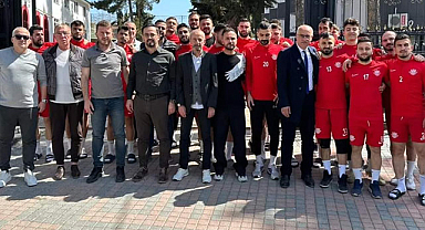 Ertem ve Berkem  futbolcularla buluştu