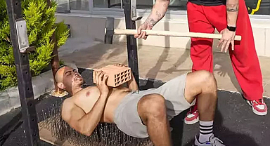 İddia uğruna 700 çivinin üzerine yattı