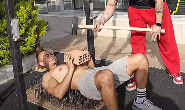 İddia uğruna 700 çivinin üzerine yattı