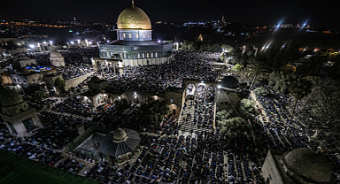 İsrail polisi, Mescid-i Aksa'da Kadir Gecesi'nde ibadet edenlere saldırdı