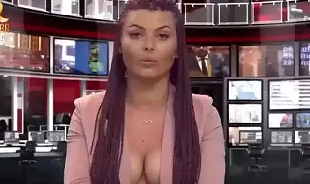 Kadın sunucuların kıyafetleri dikkat çekiyor