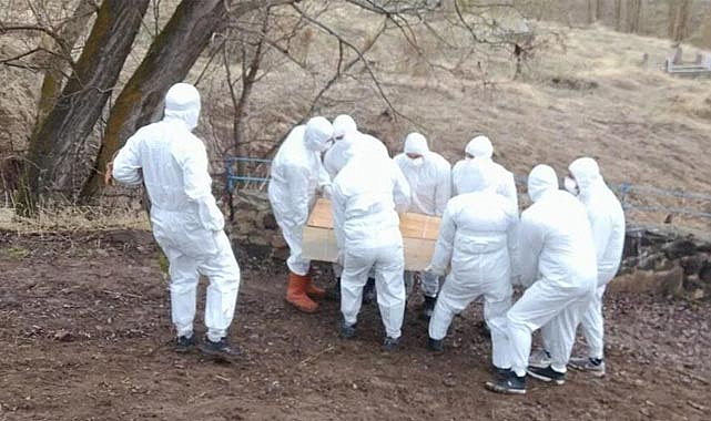 Kene ısırması sonucu hayatını kaybetti, özel giysilerle defnedildi!