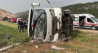 Minibüs devrildi: 1 ölü, 17 yaralı var