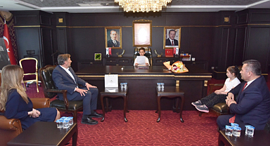 Mustafa Candal koltuğu çocuklara teslim etti