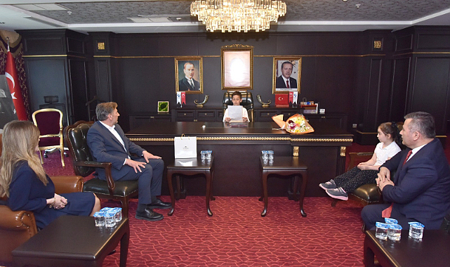 Mustafa Candal koltuğu çocuklara teslim etti