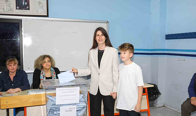 Mustafa Denizli'nin kızı Lal Denizli belediye başkanı seçildi