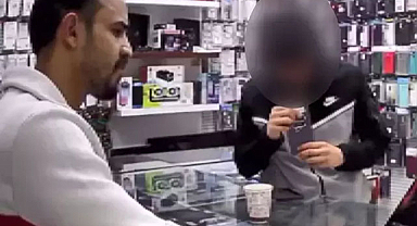 Müşteri gibi geldi, telefonu çalıp kaçtı