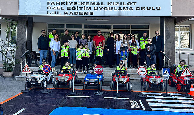 Otizmli çocuklar "farkındalık günü" etkinliklerinde jandarma ekipleriyle eğlendi