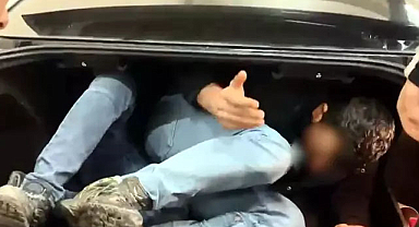 Otomobilin bagajından göçmen çıktı