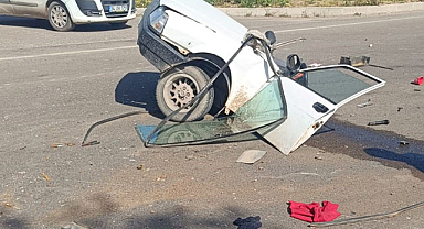 Otomobille çarpışan Tofaş ikiye bölündü